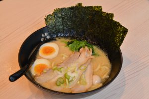 正社員 ホール・サービススタッフ 調理・キッチンスタッフ 店長・マネージャー（候補） ラーメン求人イメージ